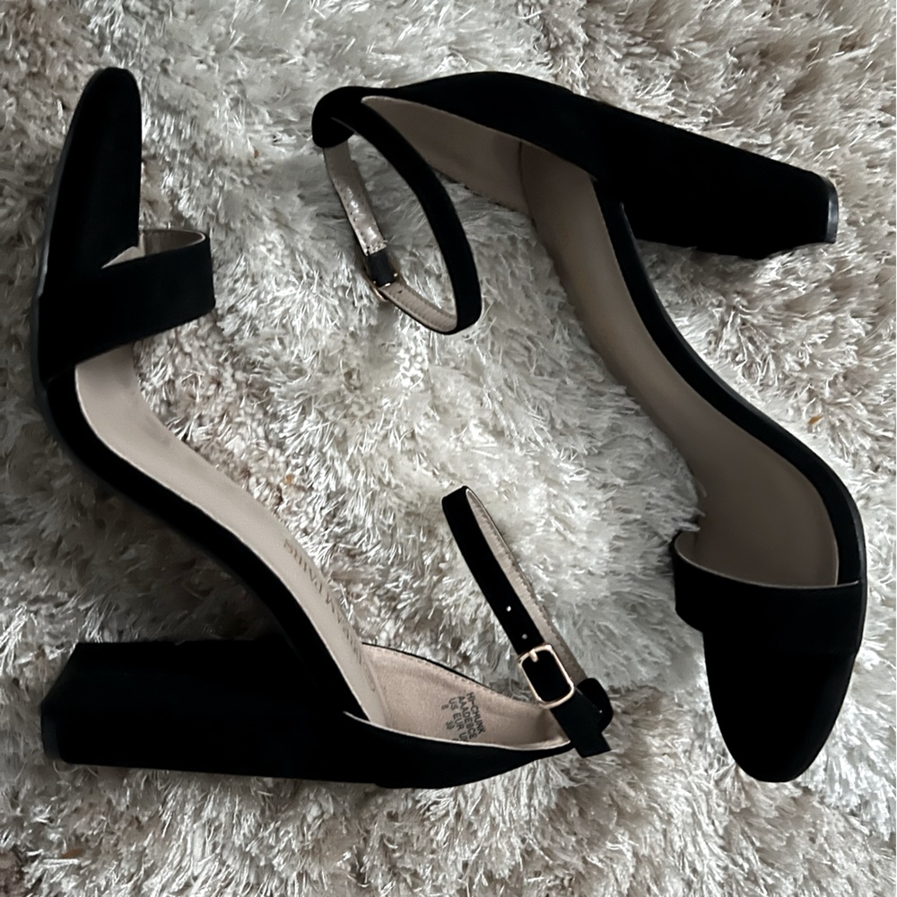 Sexy Black Suede Pump!!